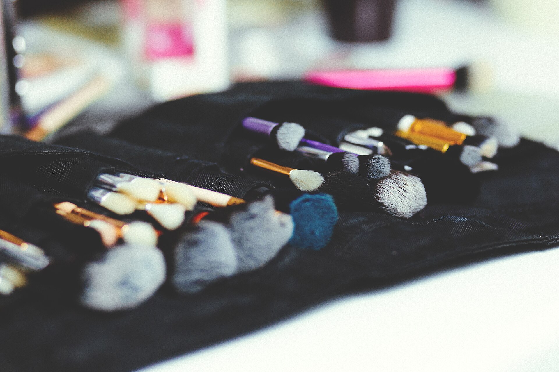Makeup brush set (Unsplash)